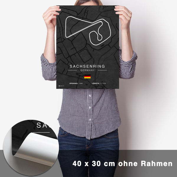 Lade das Bild in den Galerie-Viewer, Sachsenring Rennstrecken Poster - Dunkel - CARTISTRY