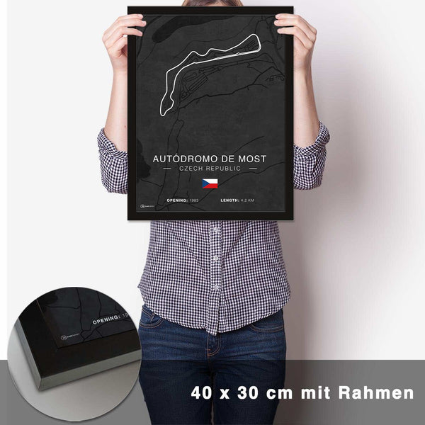 Lade das Bild in den Galerie-Viewer, Autodrom Most Rennstrecken Poster - Dunkel - CARTISTRY
