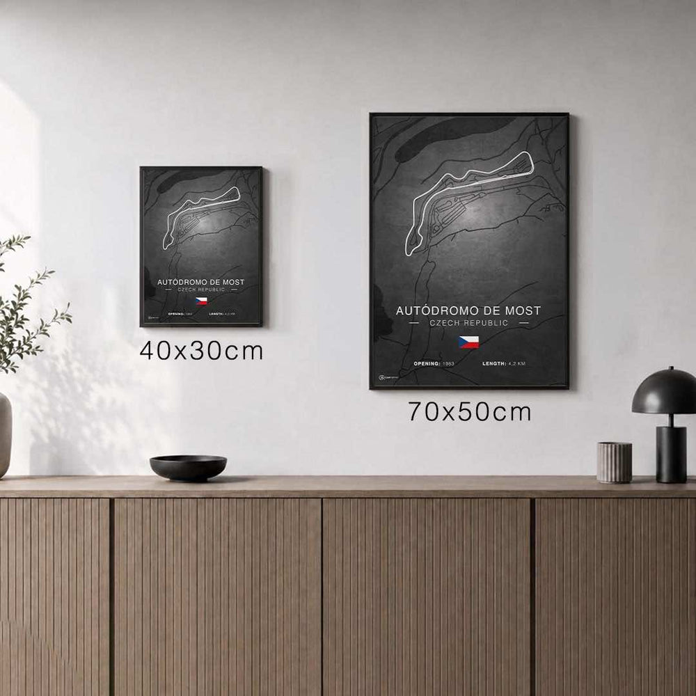 Größenvergleich für Autodrom Most Rennstrecken Poster - Dunkel